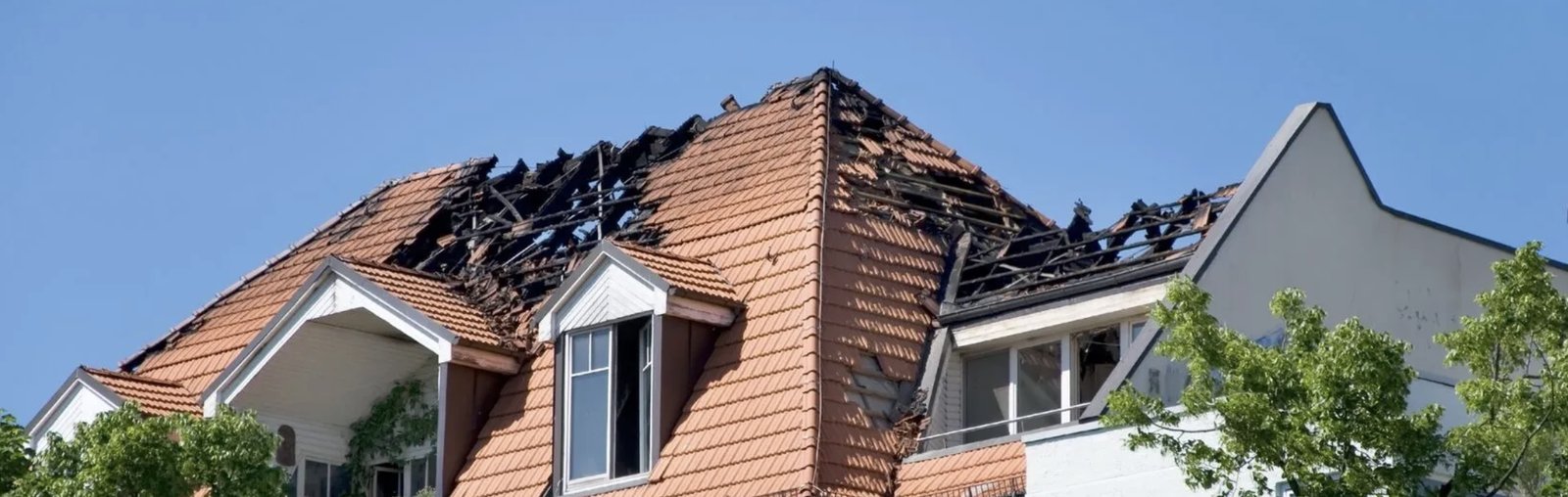 Brand-Immobilie mit Dachstuhl-Schaden